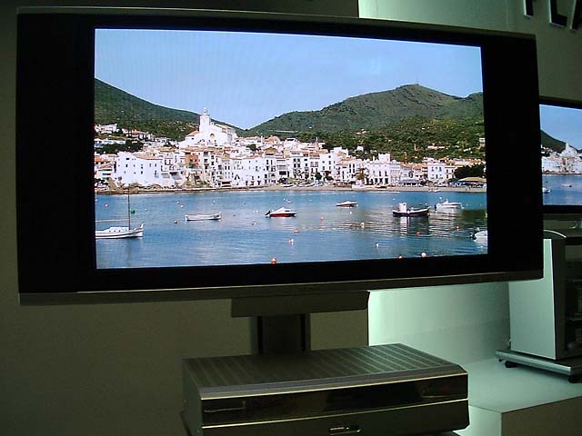 日立、世界初の32インチプラズマテレビを発売