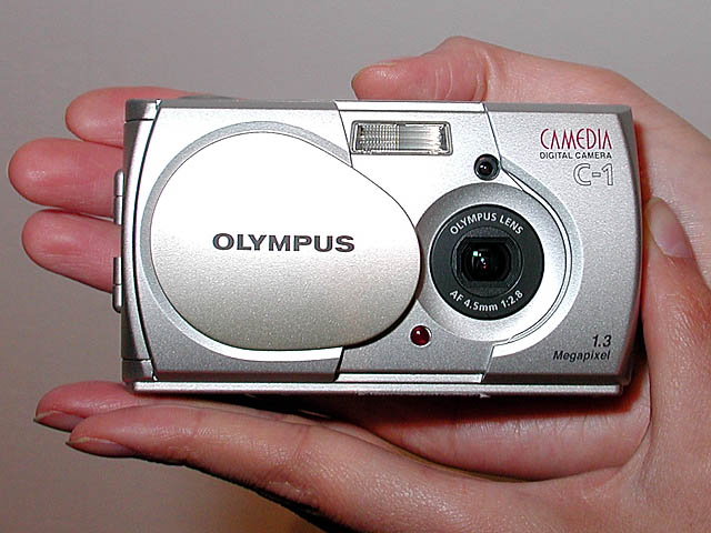 オリンパス、光学10倍ズーム搭載の普及価格帯デジタルカメラ