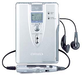 アイワ、充電スタンドとリモコン付きのポータブルカセット