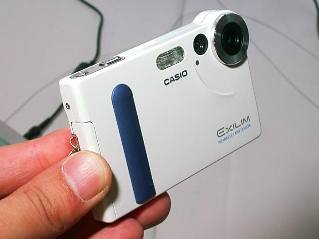 カシオ、厚さ12.4mmの液晶付きカードデジタルカメラ「EXLIM」