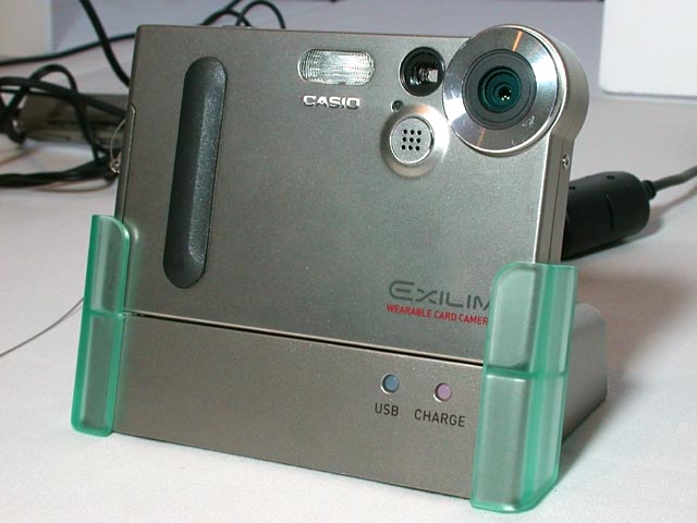 カシオ、厚さ12.4mmの液晶付きカードデジタルカメラ「EXLIM」