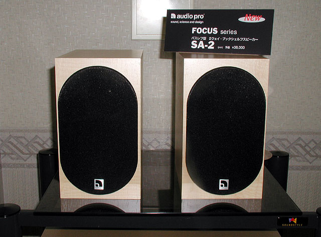 ロッキー インターナショナル、ピアノ仕上げのトールボーイスピーカーなど