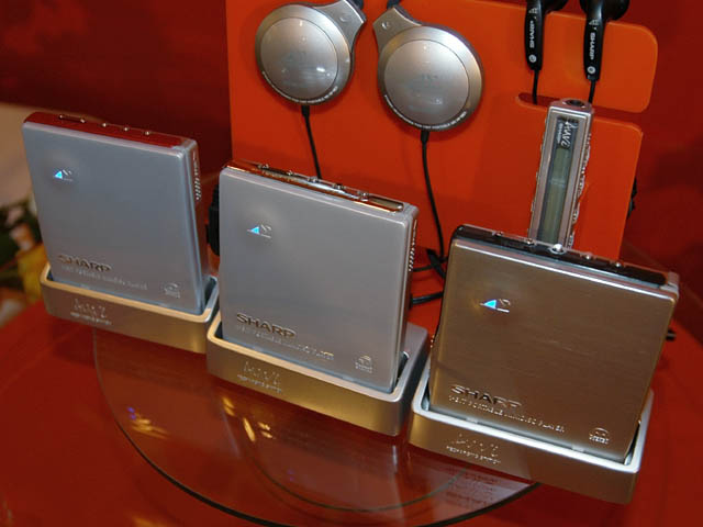 シャープ、初の1ビットデジタルアンプ搭載MDプレーヤー