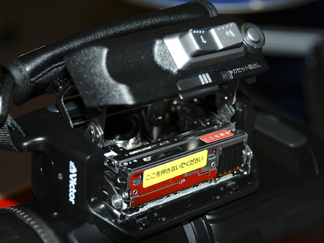 ビクター、世界初の民生用ハイビジョンカメラ