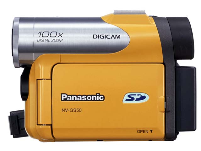 松下、3CCD搭載で世界最小サイズのDVカメラ「NV-GS70K」