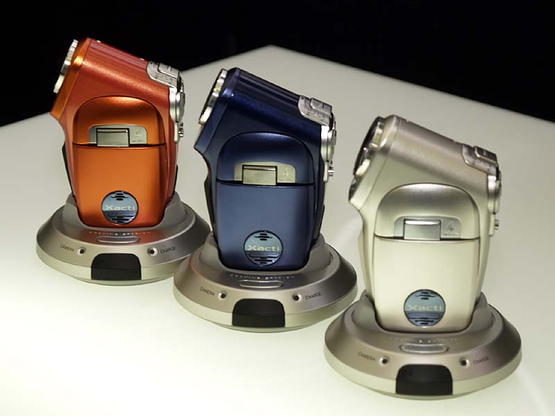 三洋、手ぶれ補正搭載のMPEG-4カメラ「Xacti C4」