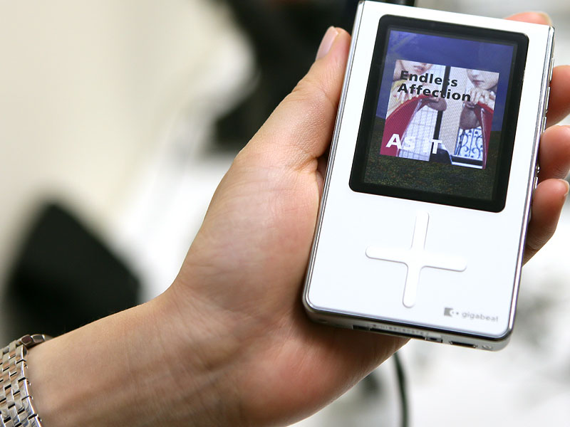 東芝、1.8型30GB HDD搭載の「gigabeat X30」