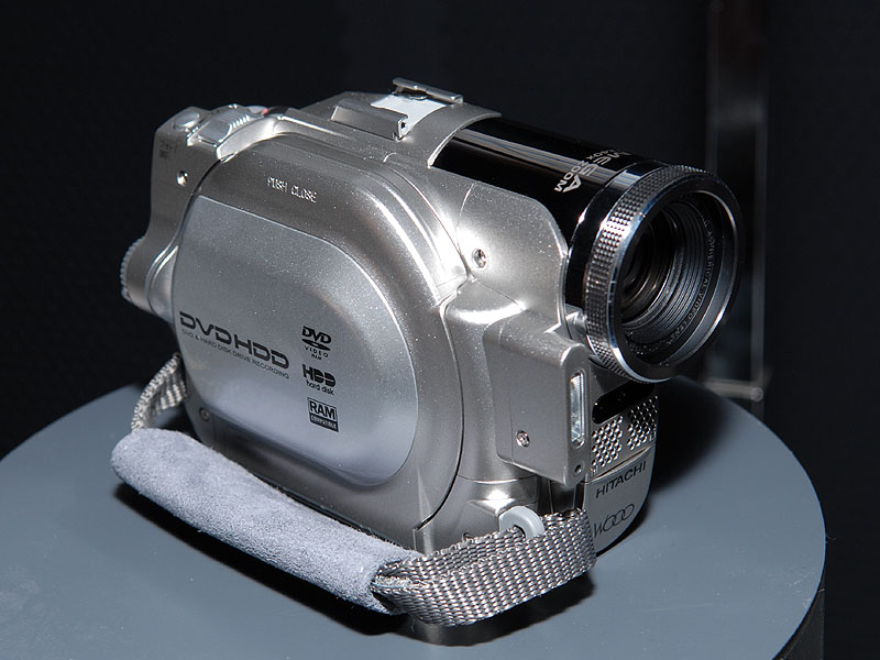 日立、8GB HDDとDVD両搭載のハイブリッドカム「Wooo」