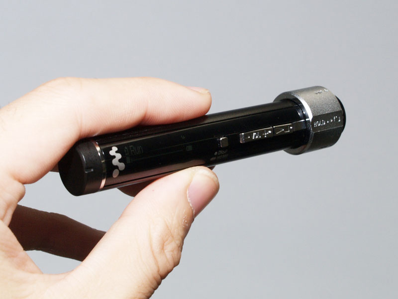 ソニー、スポーツ仕様のスティック型ウォークマン