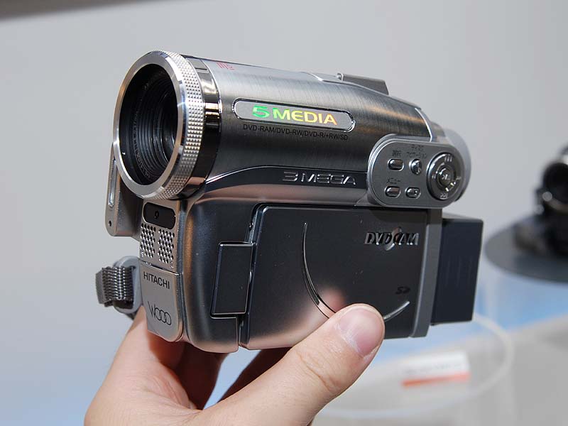 日立、1秒で録画スタート可能なDVDカム「Wooo」
