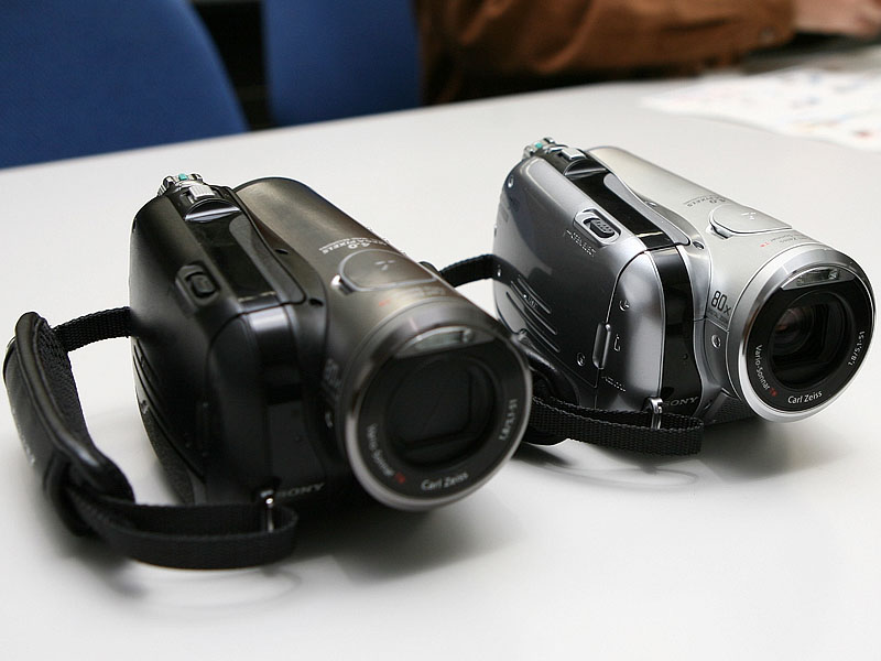 ソニー、HDMI装備の小型・軽量HDVカメラ「HDR-HC3」