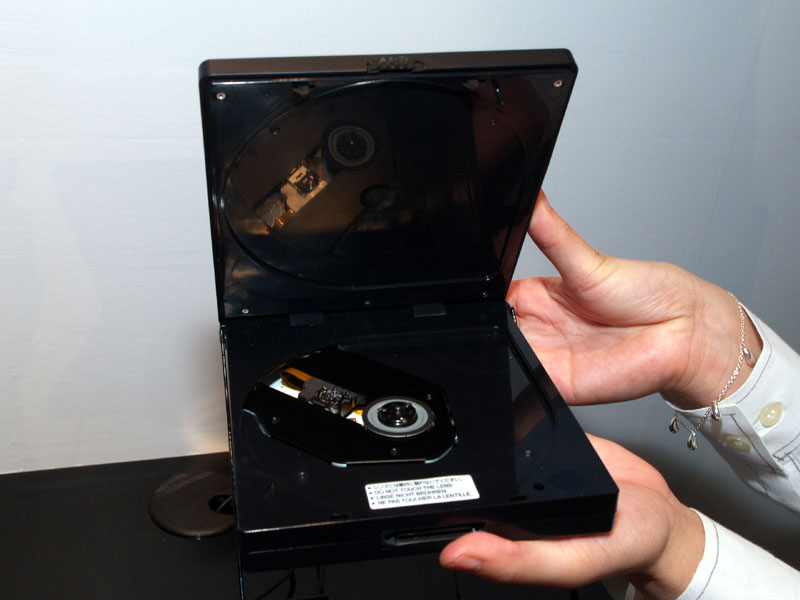 東芝、ワンセグ/9型液晶のポータブルDVDプレーヤー