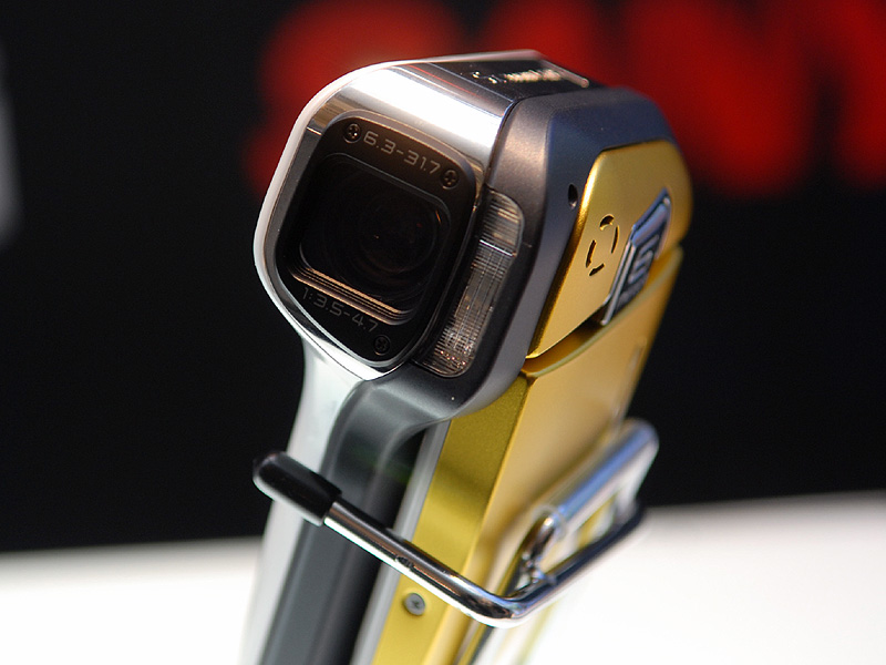 三洋、標準で水中撮影ができる防水「Xacti」