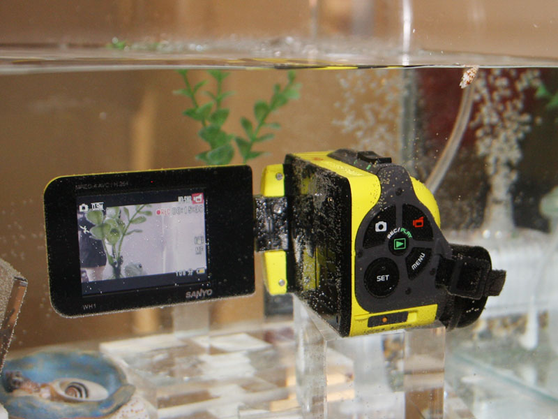 三洋、防水Xactiに初の720p記録モデル。横型も登場