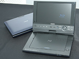 ソニー、9型液晶/5時間再生のポータブルBDプレーヤー - AV Watch