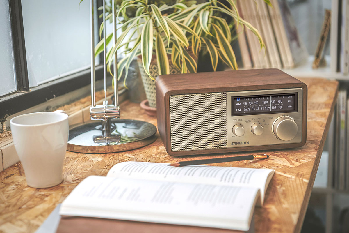 ウッドキャビネット採用のラジオ付きBluetoothスピーカー - AV Watch