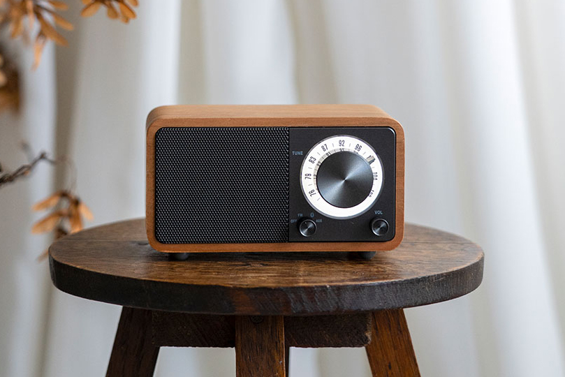 レトロなラジオ付きBluetoothスピーカーに新色 - AV Watch