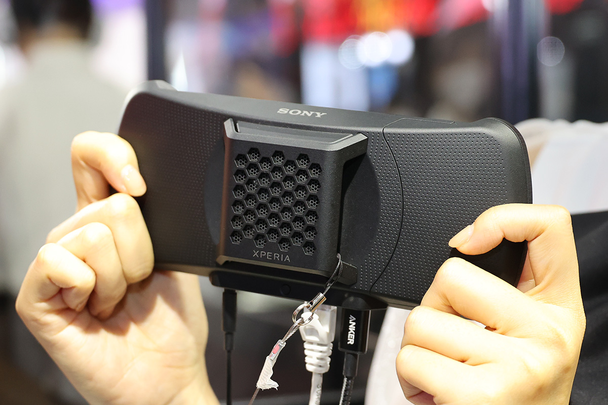 Xperia 1 IV用冷却ゲーミングギア初展示。東京ゲームショウ - AV Watch