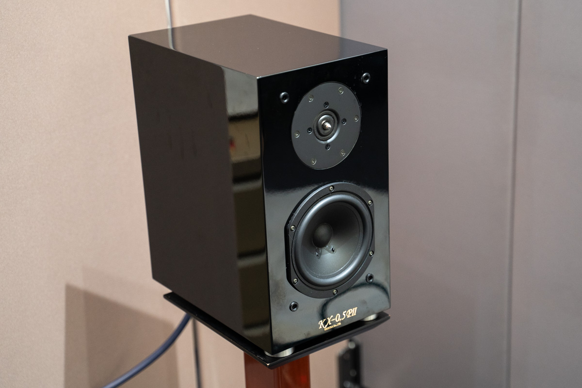 クリプトン、バイワイヤリング対応で音も進化したピアノ仕上げ