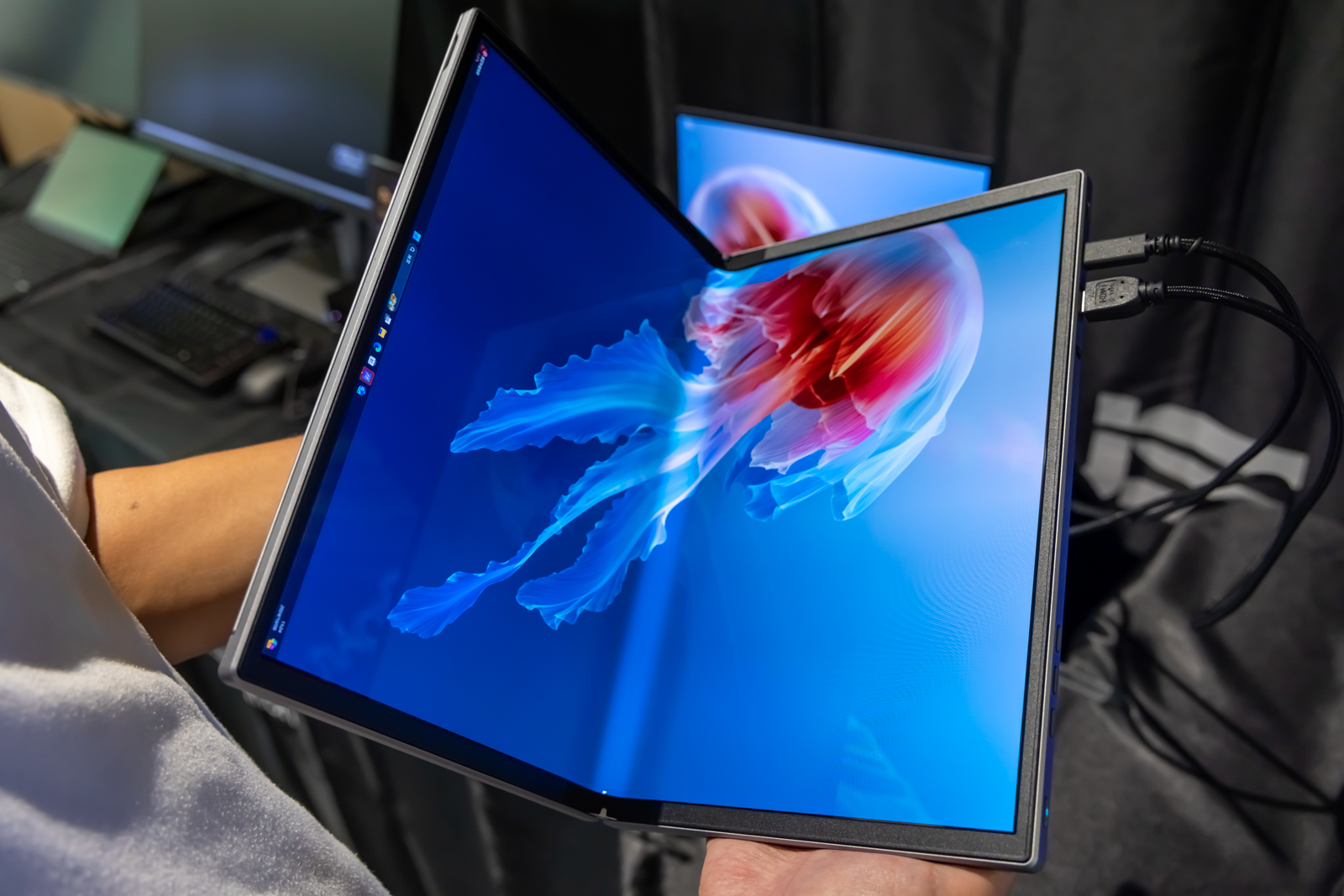 ASUS、世界初の折りたたみ式17型有機ELモニターを参考展示 - AV Watch