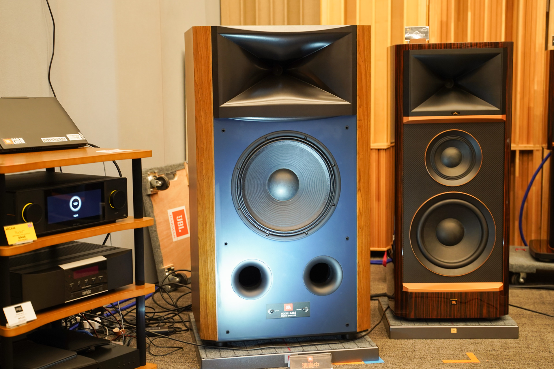 JBL、スタジオモニター最上位「MODEL 4369」世界初公開。伝統のブルー