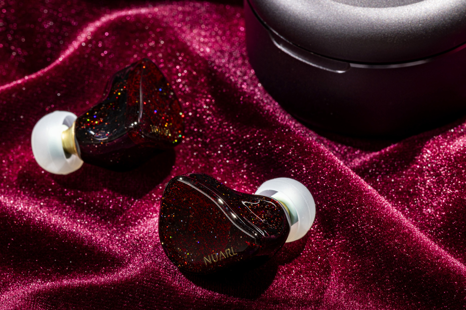 NUARL、TWS「Inovatör」に200セット限定の新色バーガンディー・レッド