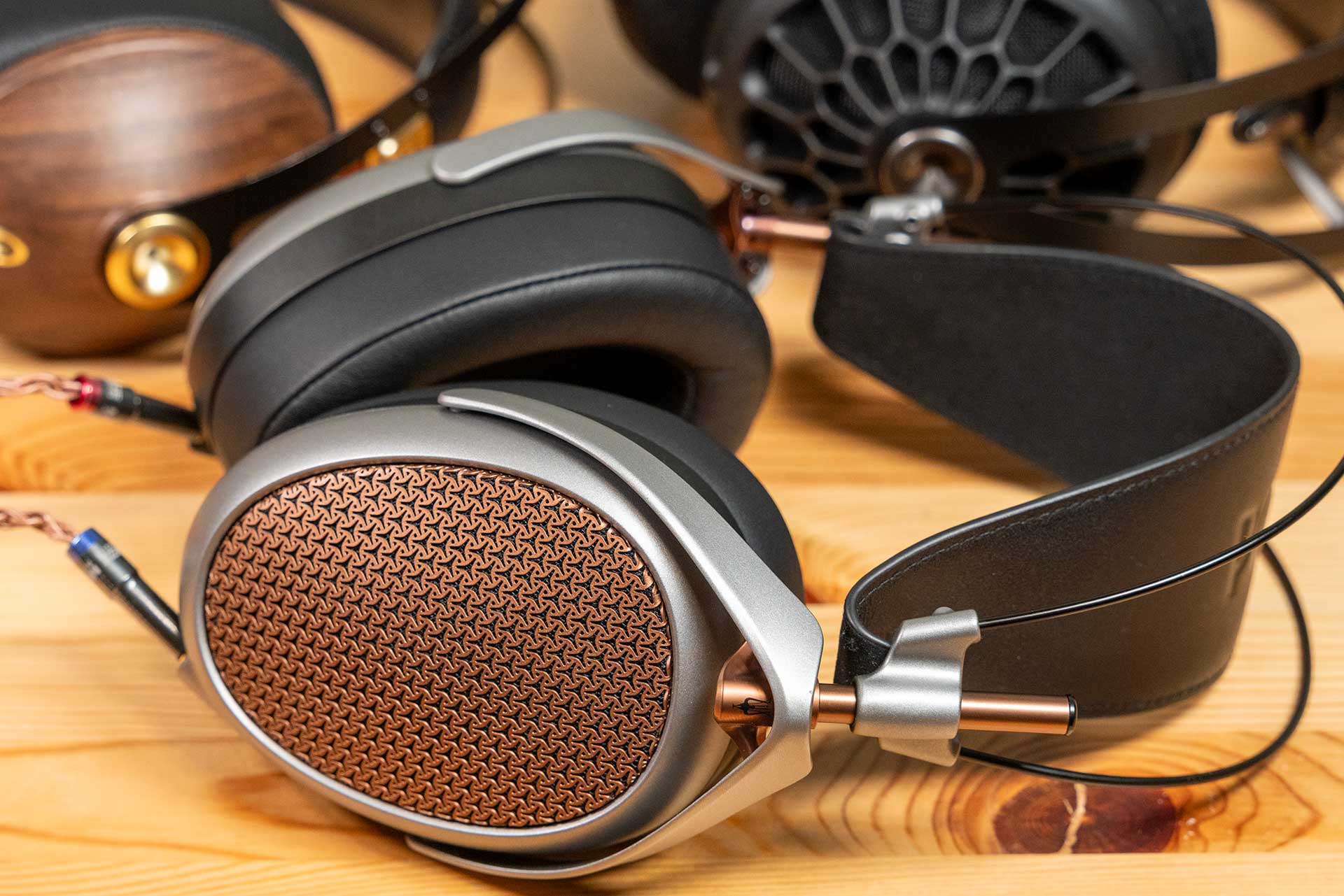 105 AER」と「POET」で“ヘッドフォン沼”に引きずり込まれた。Meze