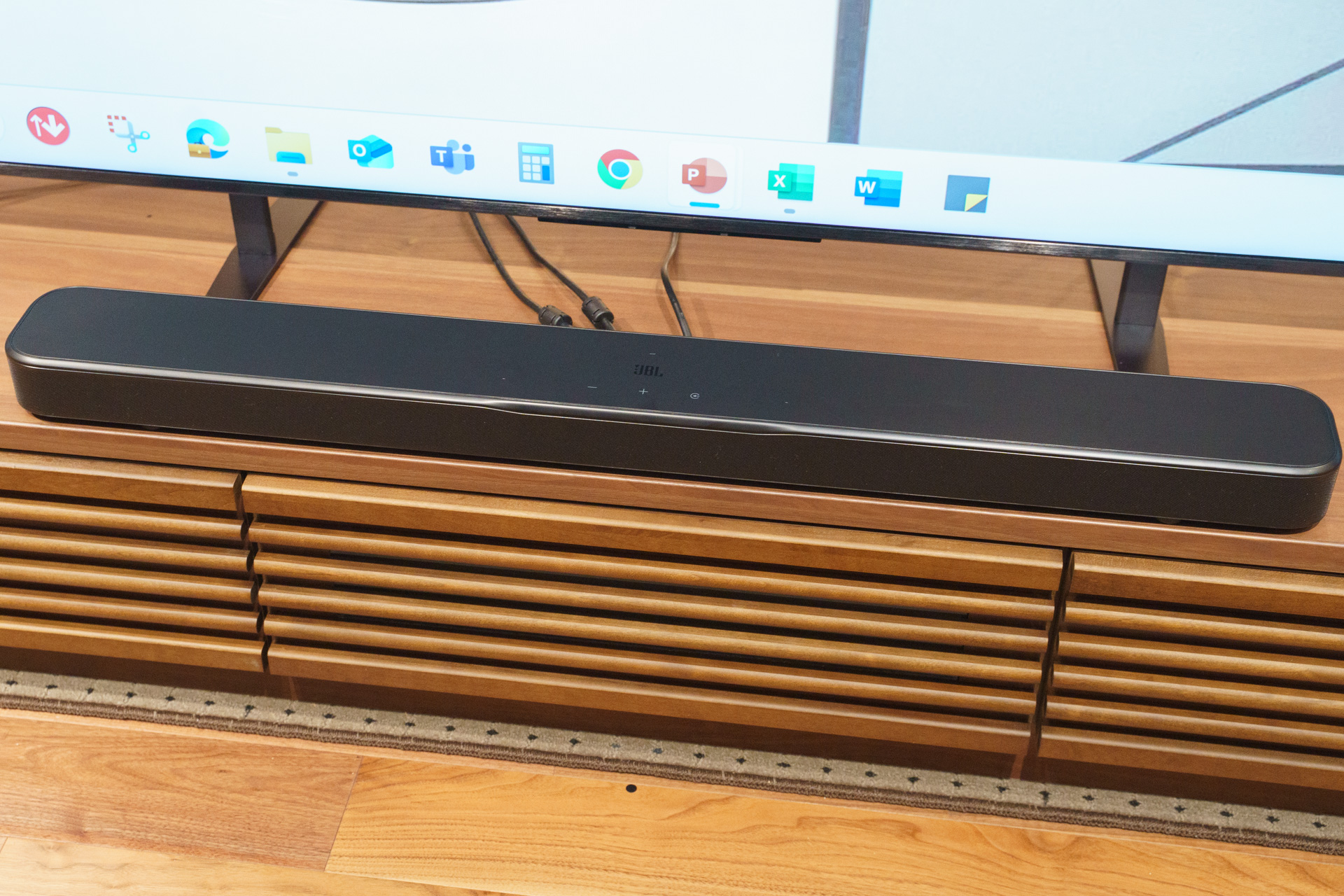 JBL、“音のビーム”が進化した5万円を切るサウンドバー「BAR 300MK2