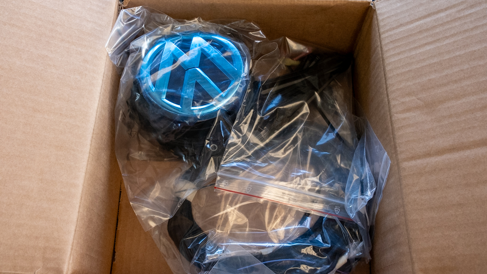 ゴルフ7ヴァリアント：VW純正エンブレムバックカメラ取付（静岡県