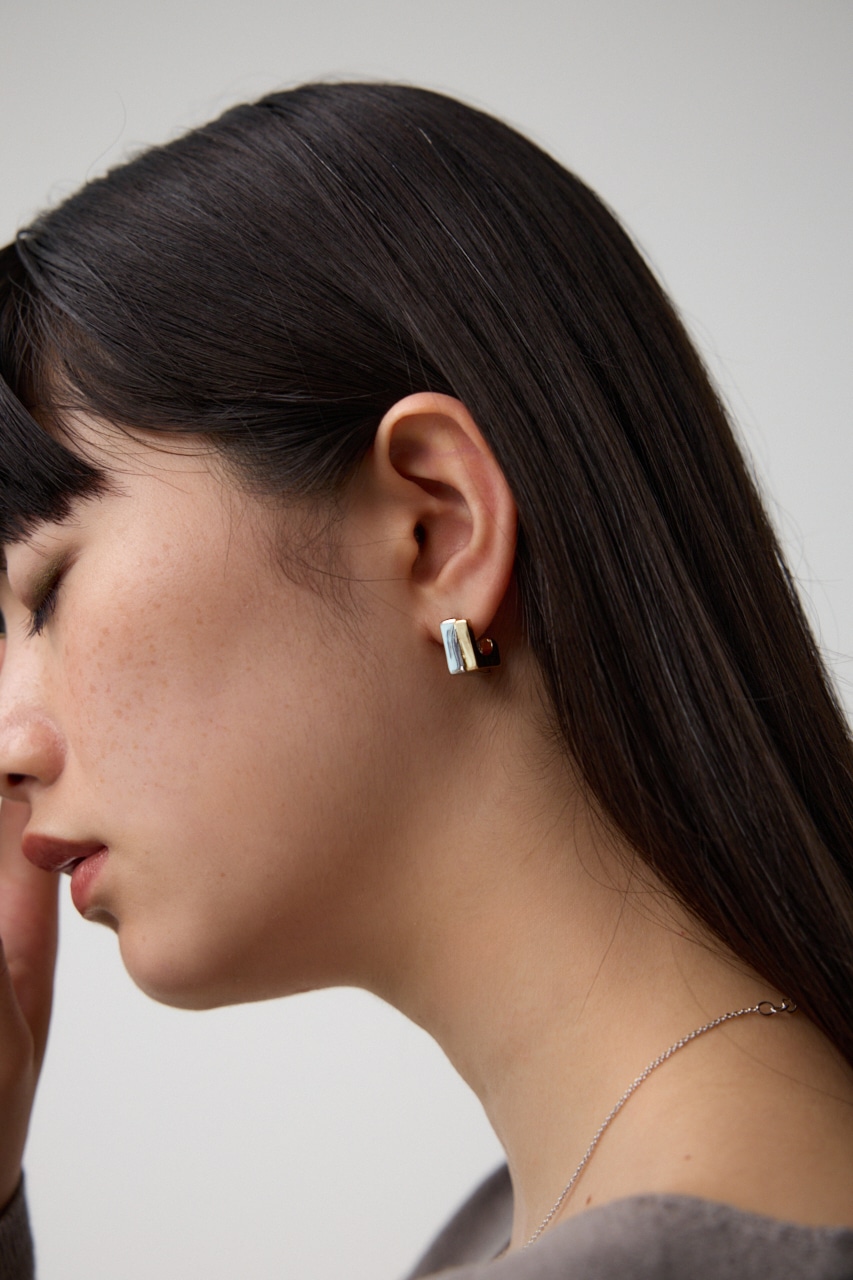 スクエアメタルオーバーラップピアス｜WOMEN｜250HAB56-369K｜AZUL BY