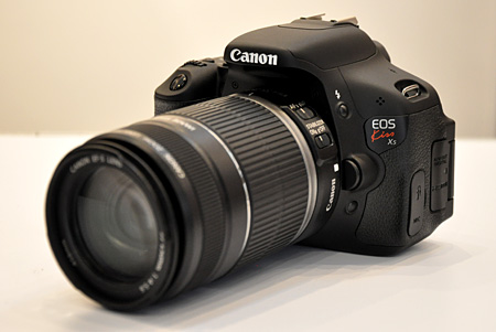 キヤノン、バリアングルモニタのデジ一眼「EOS Kiss X5」と赤を揃える