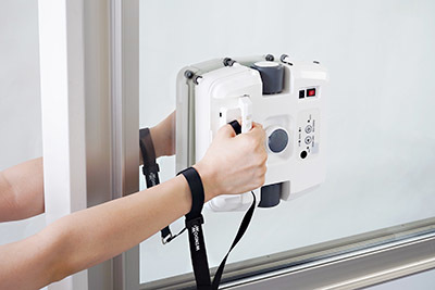 窓ガラスを挟んで自動清掃、窓掃除ロボット「ウインドウメイト WM