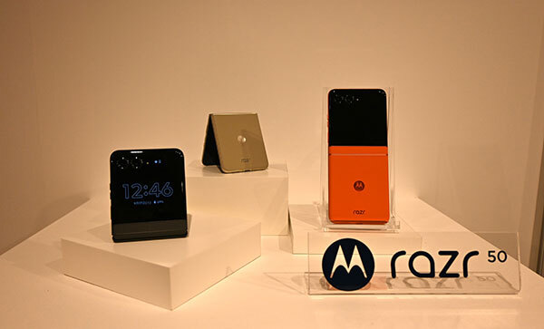 目黒蓮さんが“ミニREN”と新スマホをPR、motorolaブランドアンバサダー