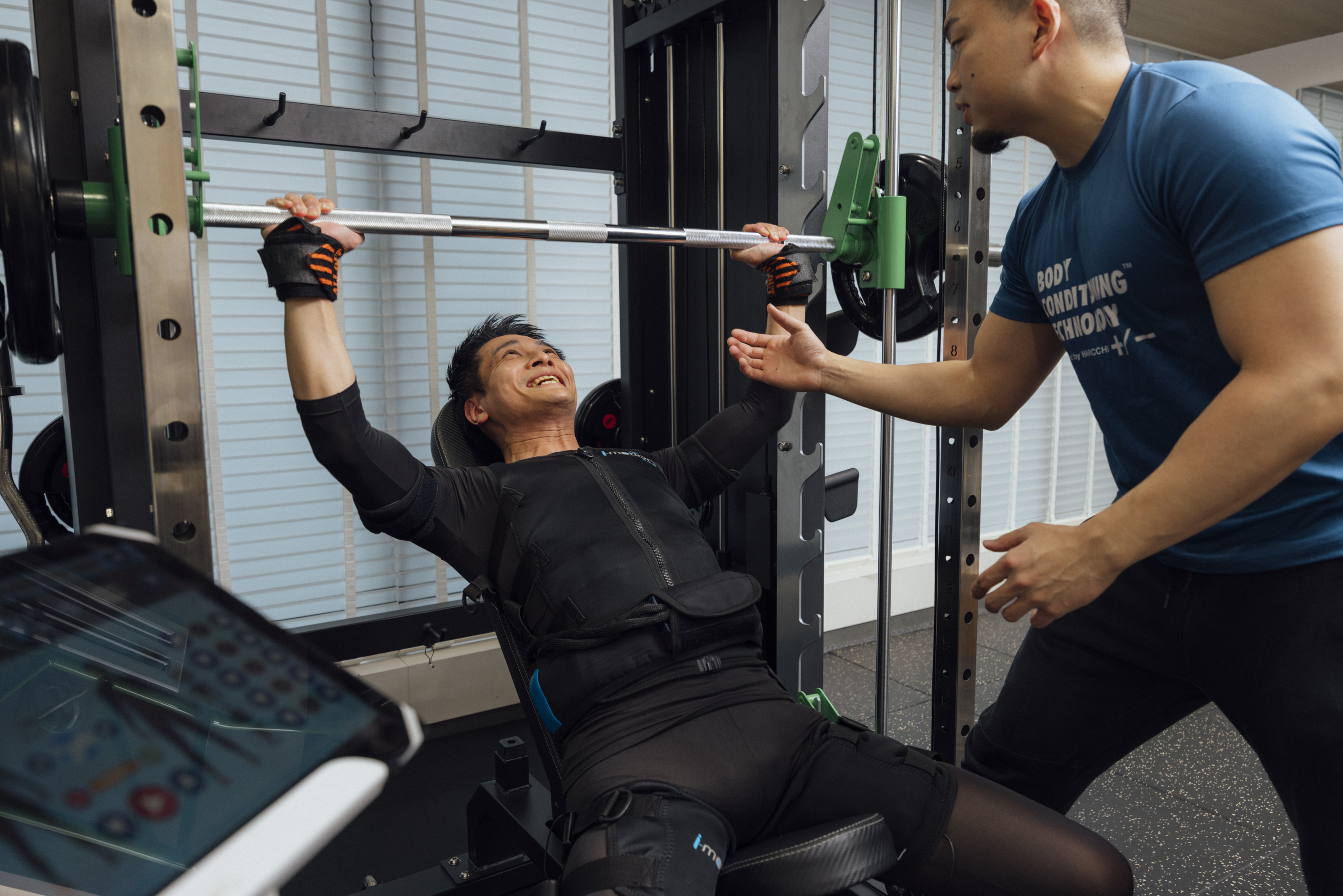 エキセントリックとコンセントリックの両トレーニングを、EMSとの相乗