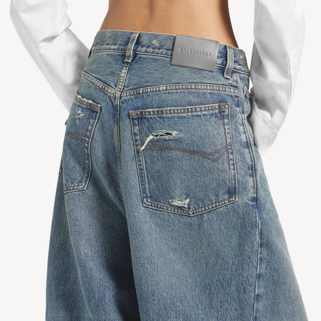 Women's Low Crotch Baggy Jeans in Dirty Vintage Blue | Balenciaga ZW