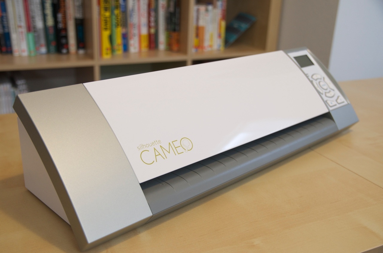 ステッカーやペーパークラフトが作れるカッティングプロッタ