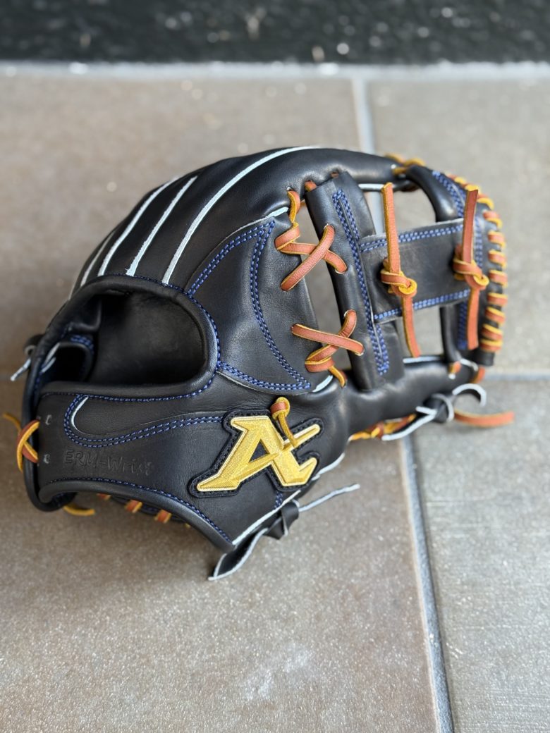 選手の好みは？】高校生から始めるアトムズ硬式グラブ026型を小指2本で