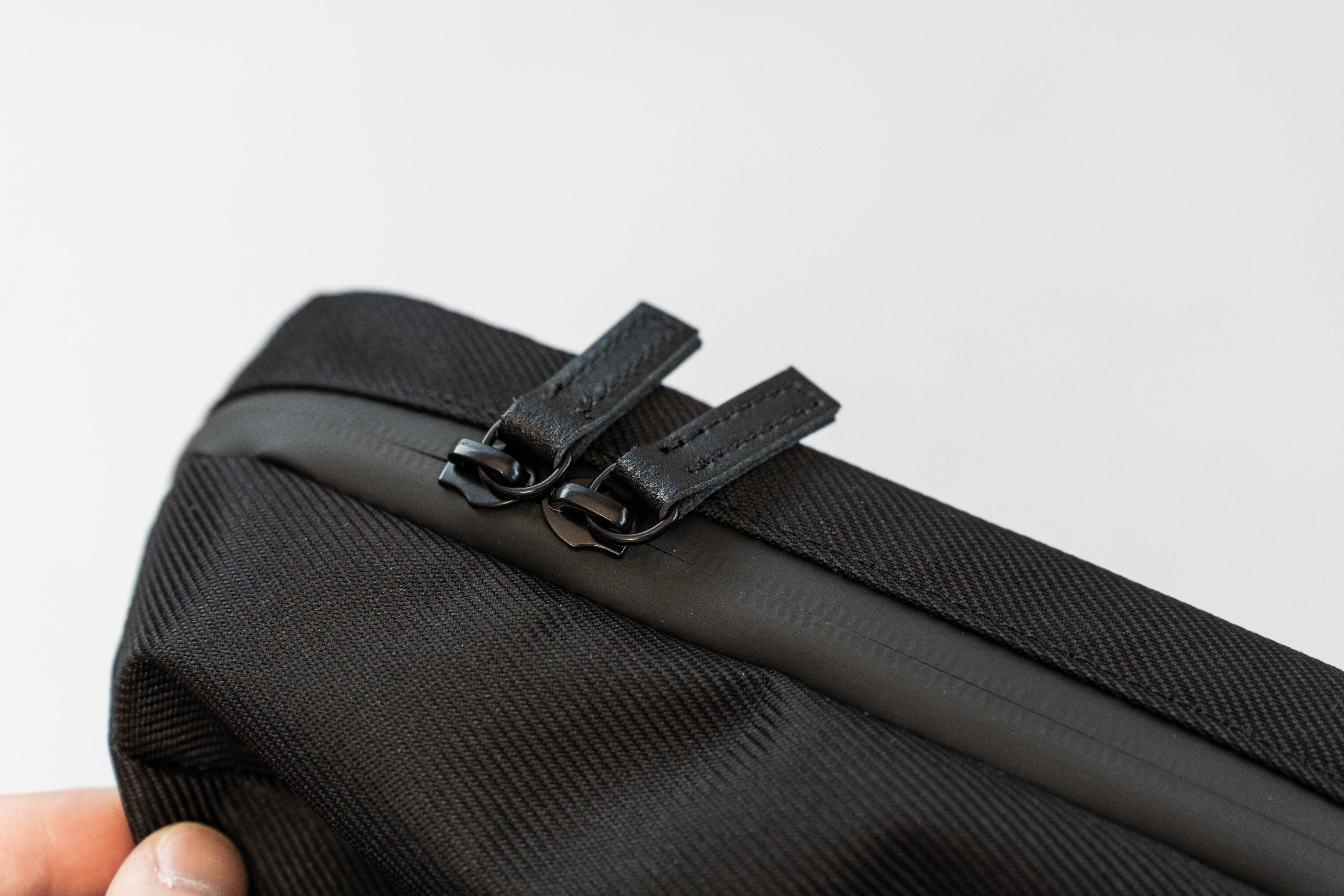 iPadユーザーのためのボディバッグ「HALFDAY PACK ver.2」 | drip公式