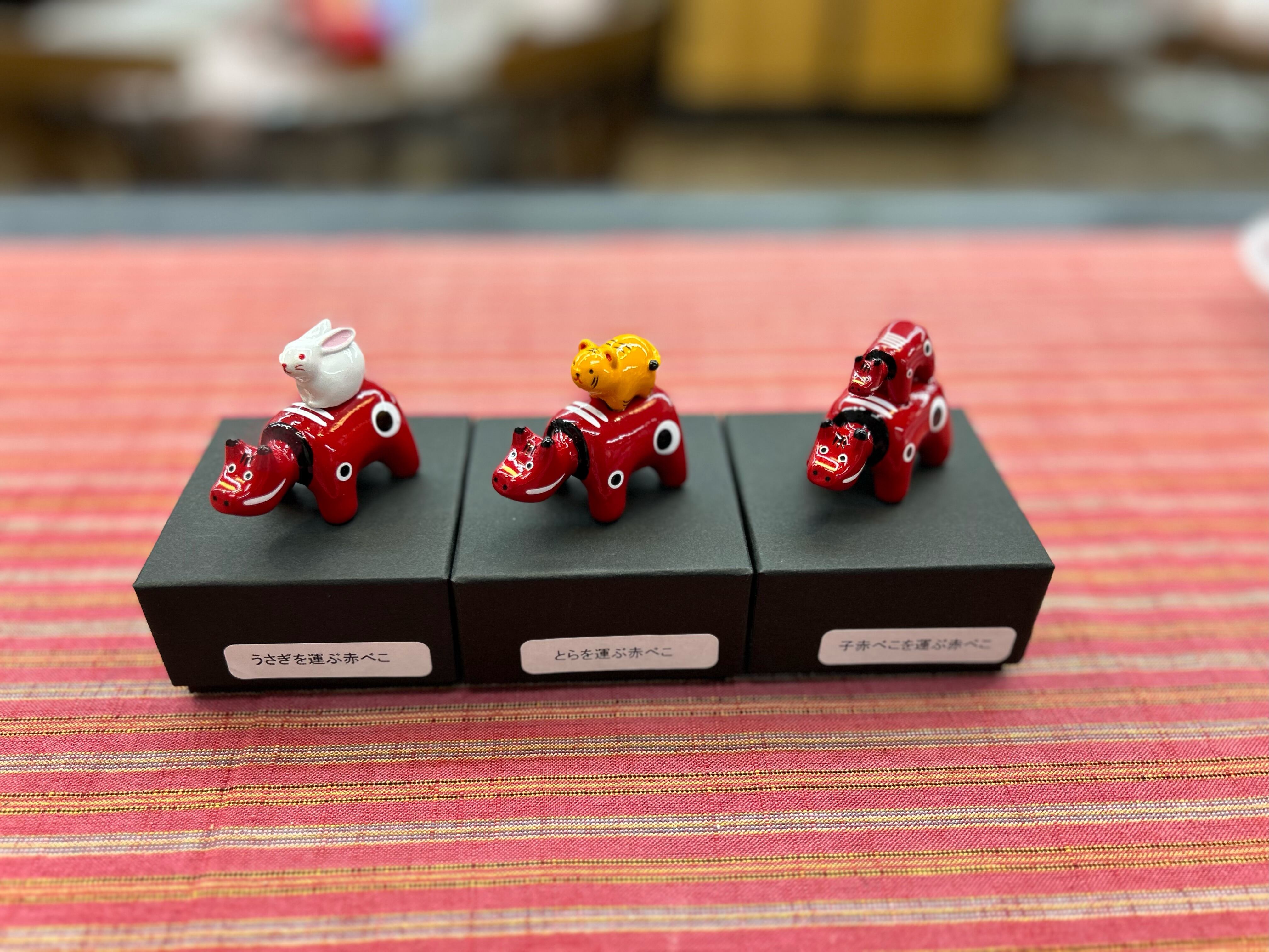 赤べこ カラーベコ 置き物 箸置き 楽天市場】赤ベコ箸置き（赤色） 2個