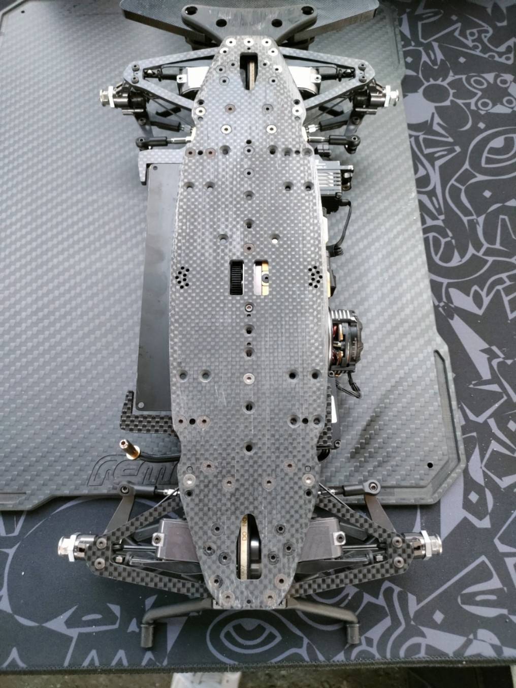 ZEROTRIBEオリジナル Awesomatix A800R用カーボンシャーシを発売予定