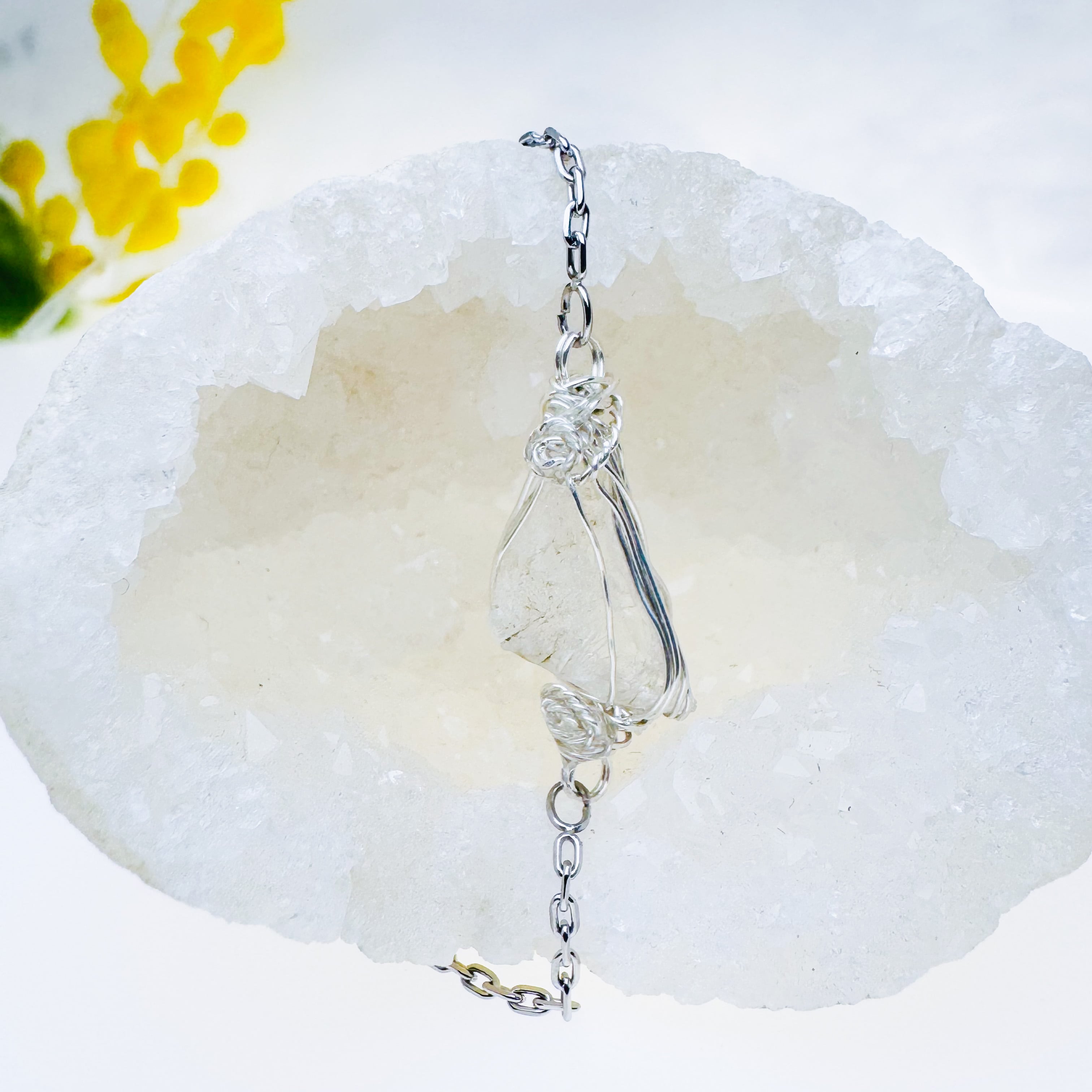 手元に、凛とした輝きを。高千穂水晶のブレスレット | sunday shop