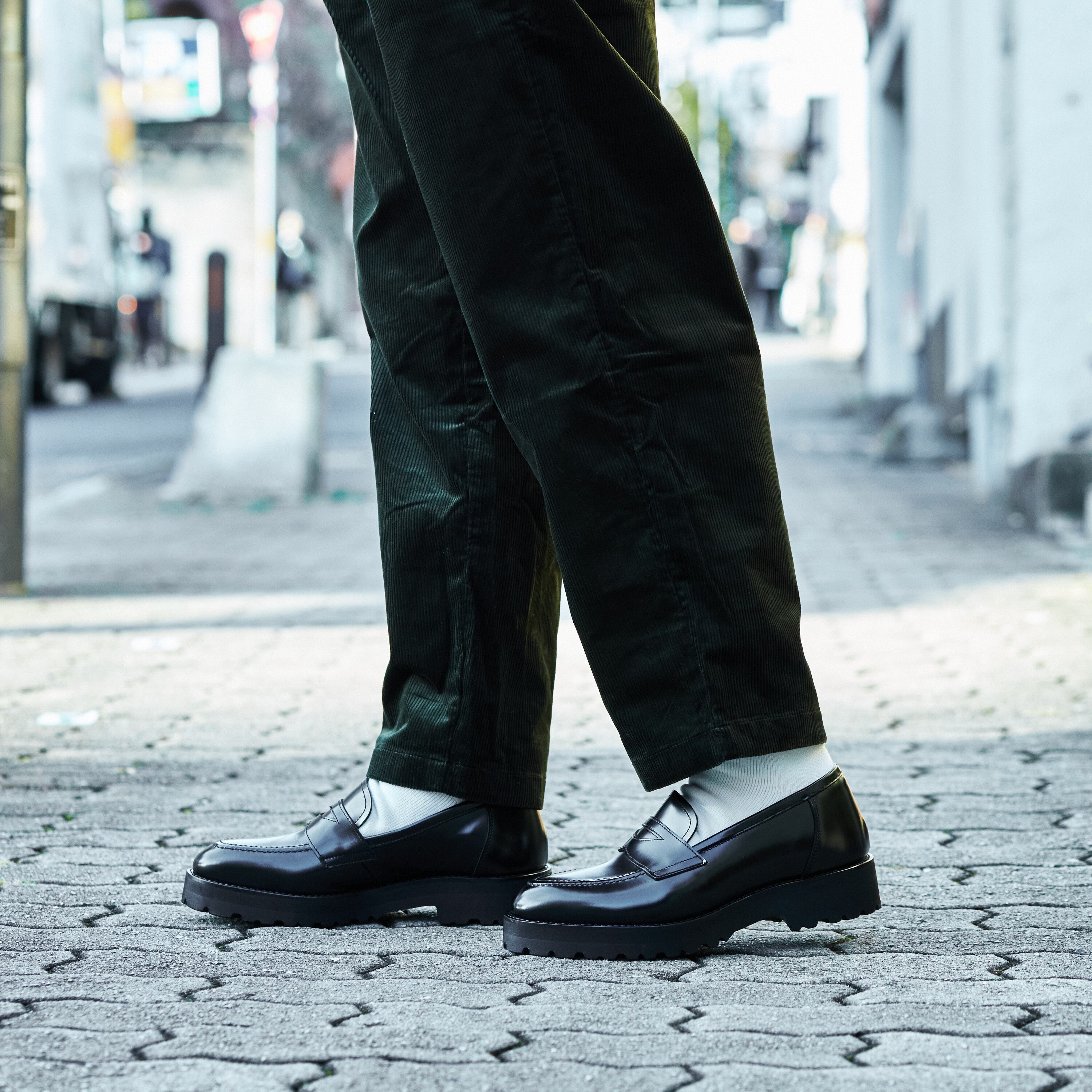 王道と流行の融合。アデロの万能ローファー | 6cmアップのメンズ