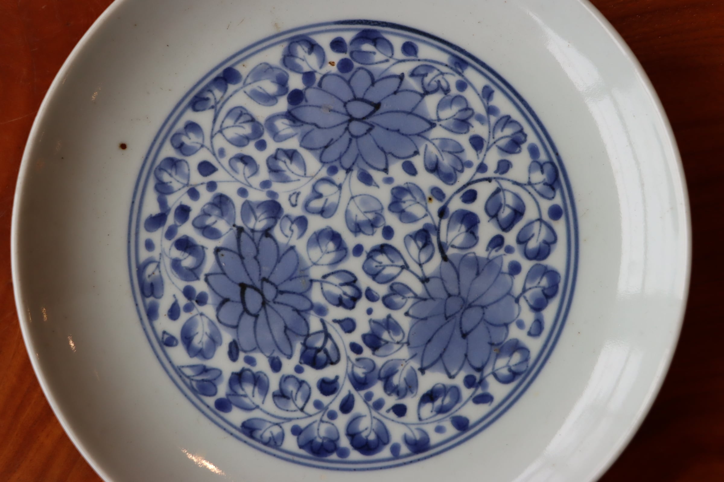 七寸 古伊万里 染付 花唐草文 中皿 | (有)新原美術