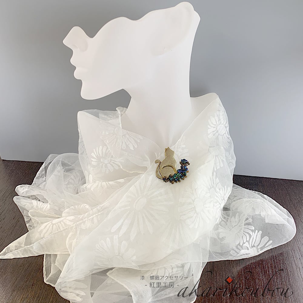 予約商品》銀蒔絵ブローチ 猫モチーフ 螺鈿桜 純金銀 漆アクセサリー