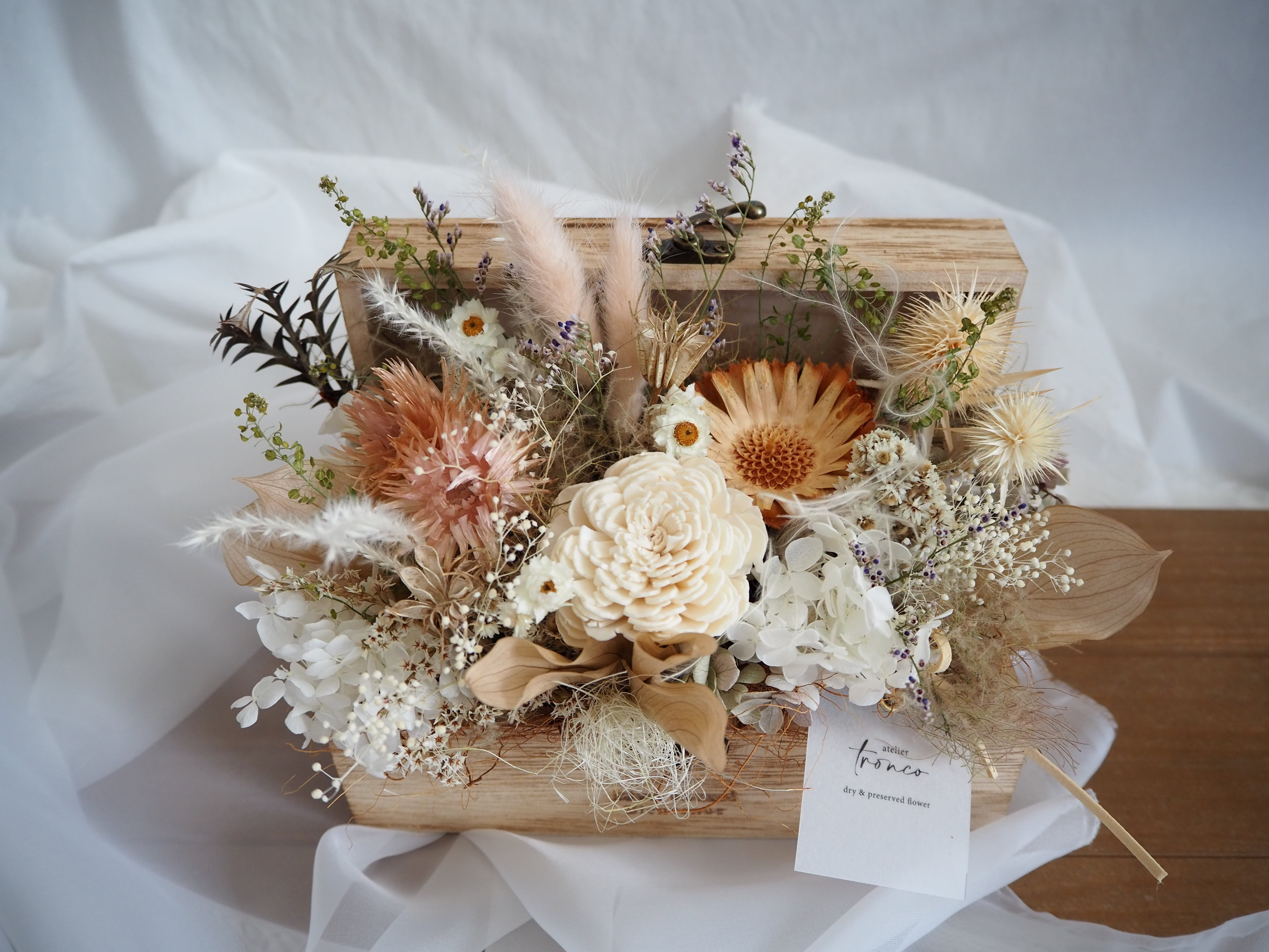 アンニュイ ラテカラーなドライフラワーアレンジ box arrangement