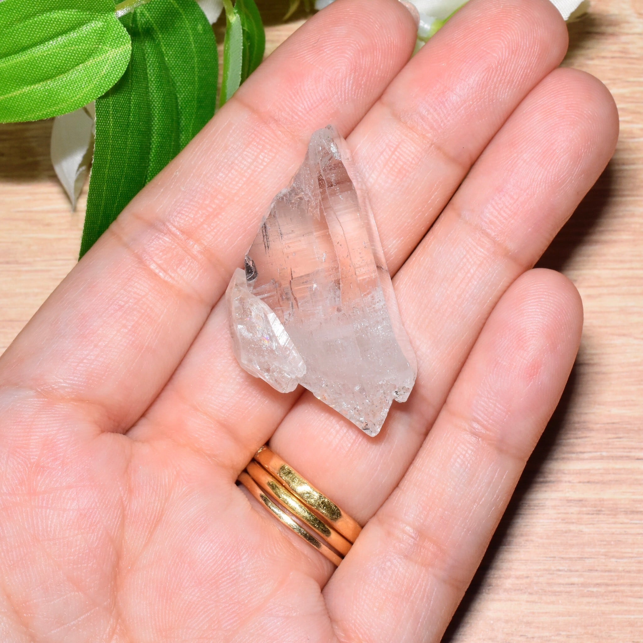 神の住む山で採れる水晶】虹入り ガネーシュヒマール産水晶 ポイント