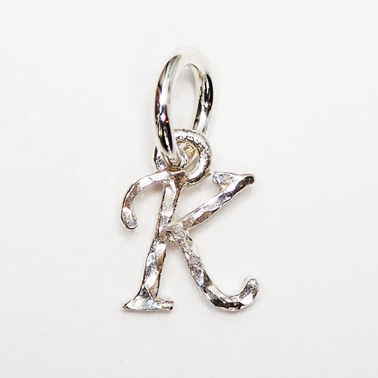 イニシャルローマン〈K〉シルバー / チャーム | LIBERTAS TOKYO