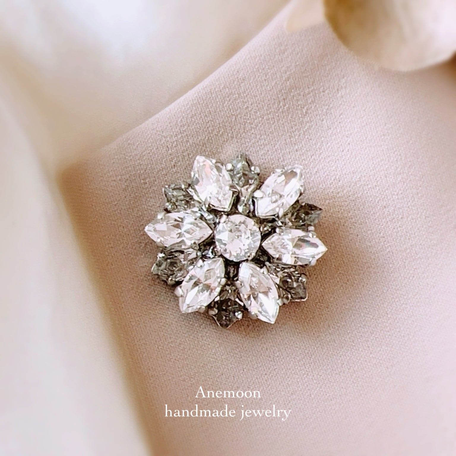 ✧₊⁎スワロビジューブローチ⁎⁺˳✧༚ 径約28mm マグネットタイプ/ピン