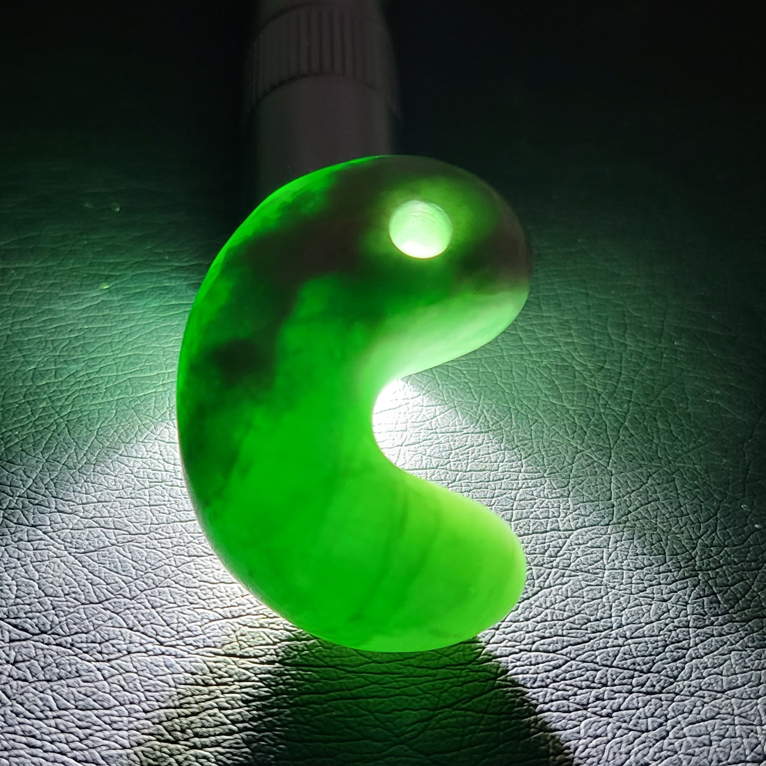 緑色 糸魚川翡翠勾玉 BMT0327 | 糸魚川翡翠工芸家 赤羽可行BASE