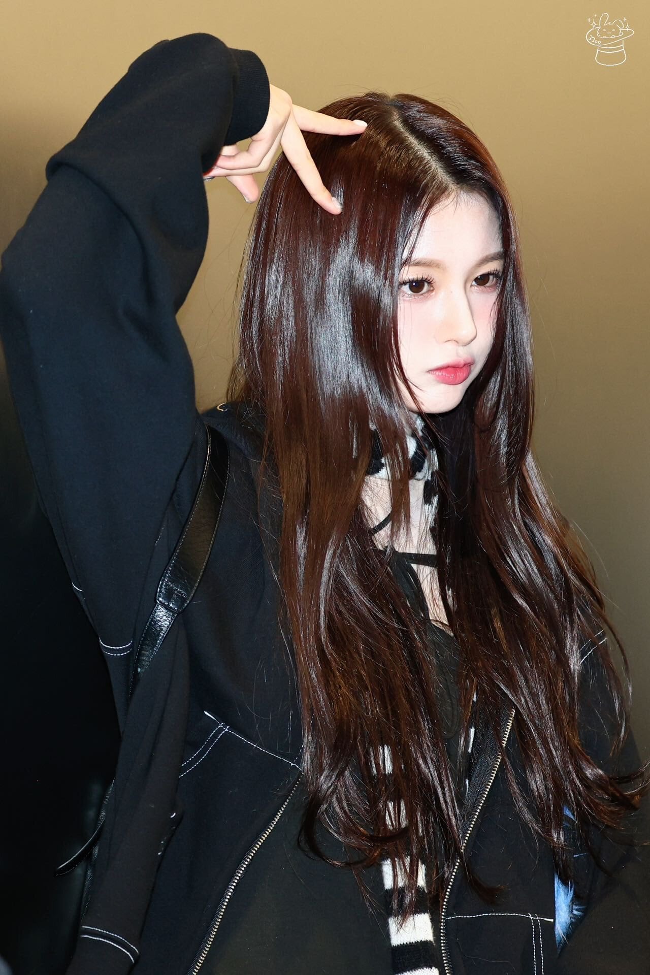 ☆NMIXX ソリュン 着用！！【WOOALONG】Signature stitch hood zip-up